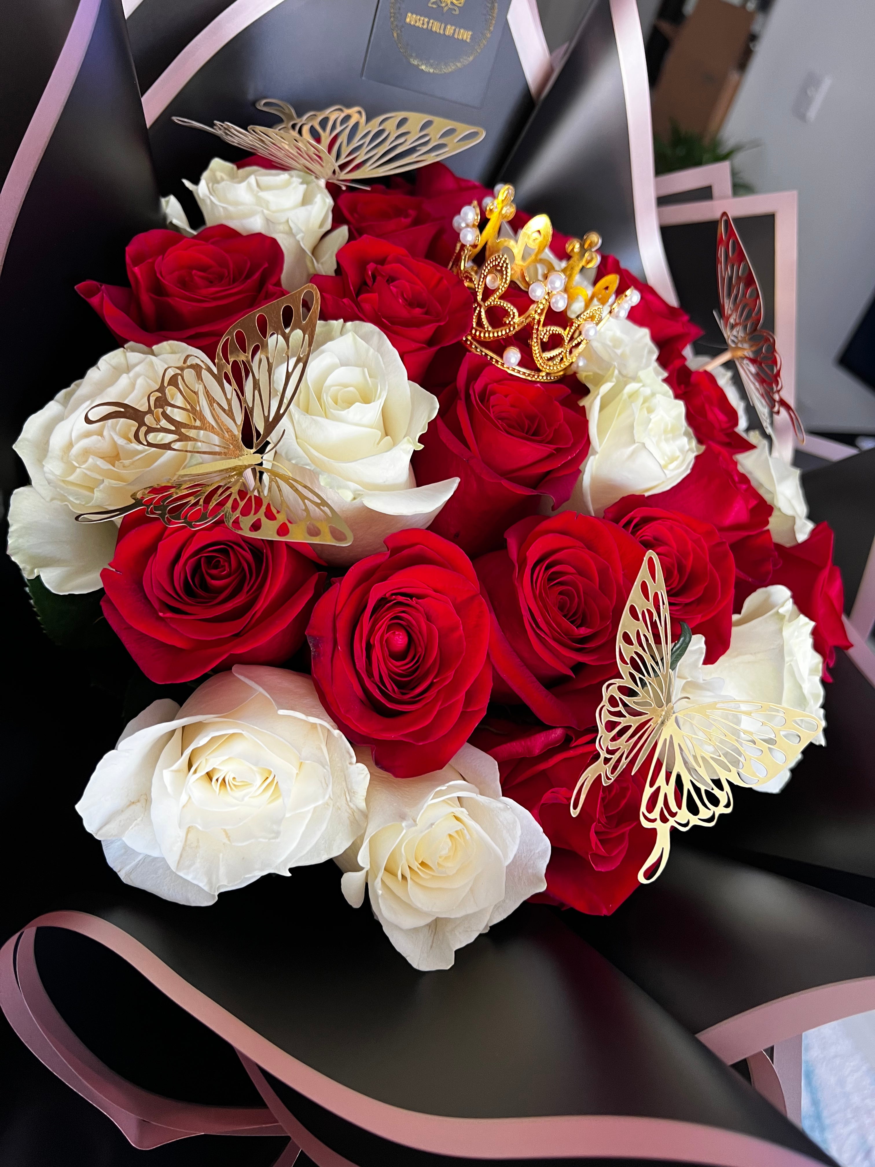 Red & White Crown Bouquet- Fresh Roses